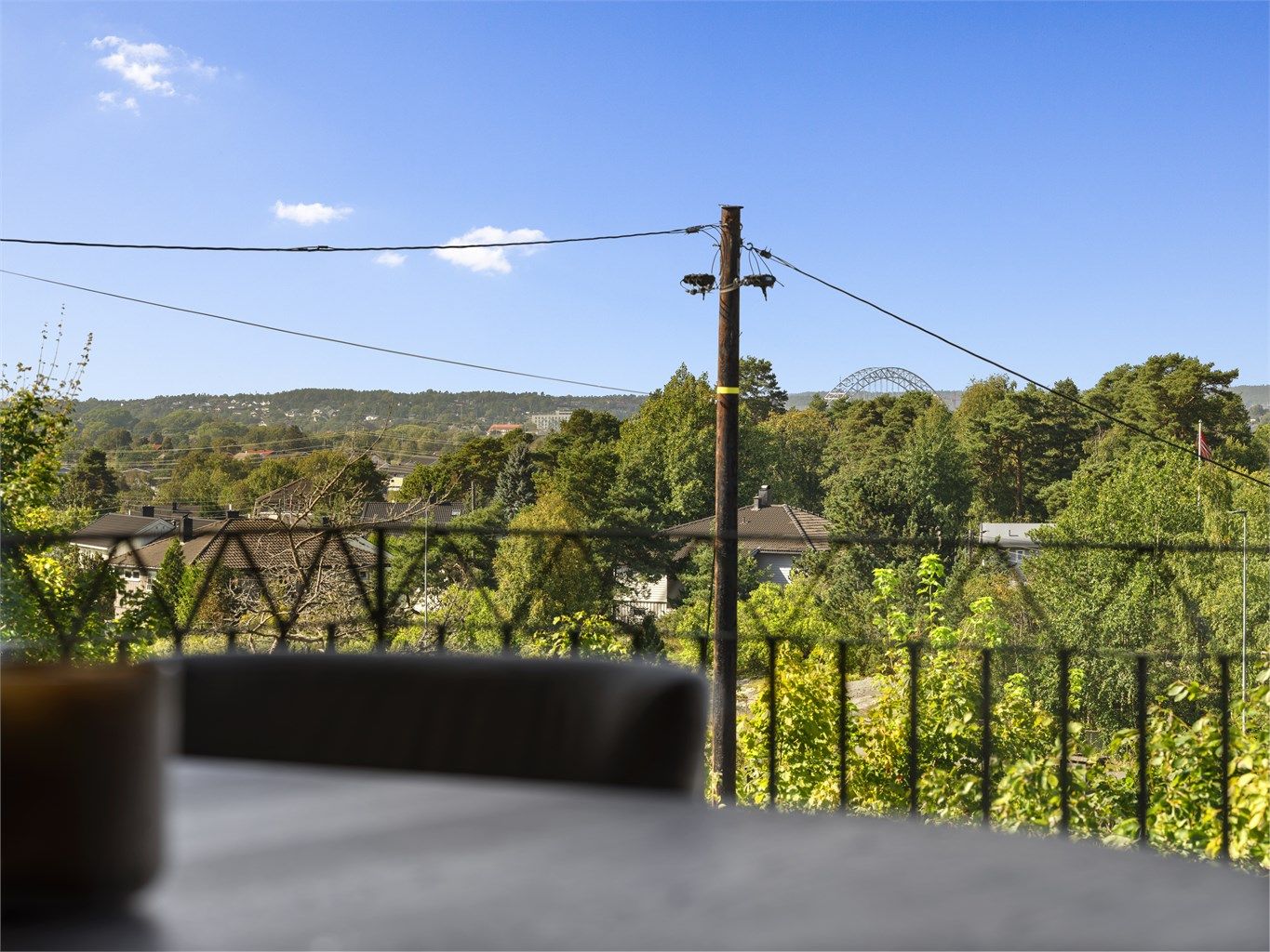 På begge balkonger sees langstrakt utsikt mot vest, blant annet til Kråkerøy, samt byens kanskje mest kjente landemerke - Fredrikstadbrua.