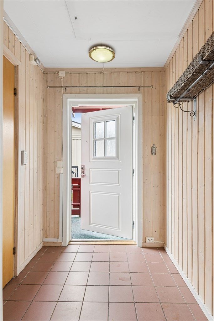 Entré med flislagt gulv med gulvvarme.