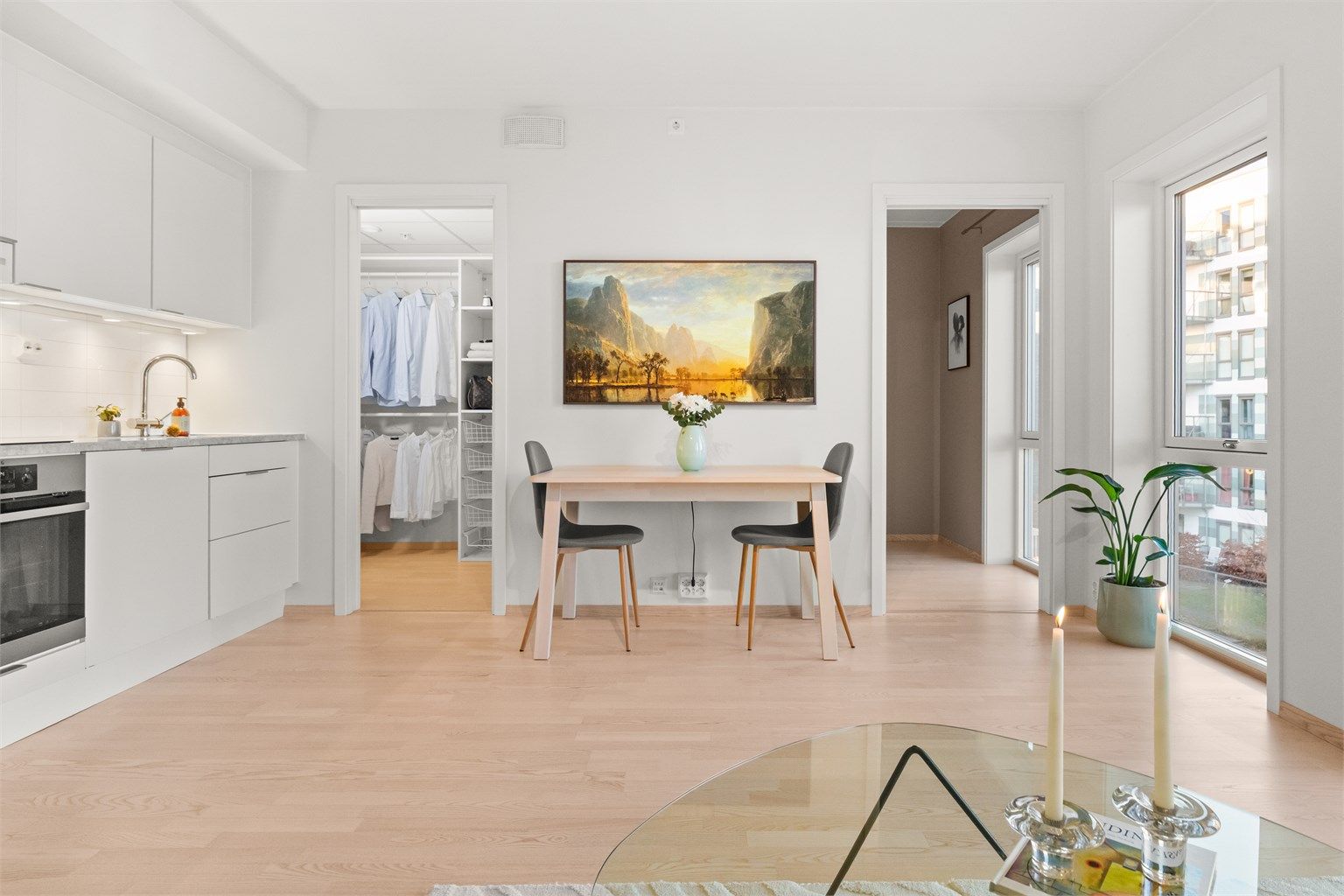 Leiligheten er holdt i lyse og tidløse nyanser.