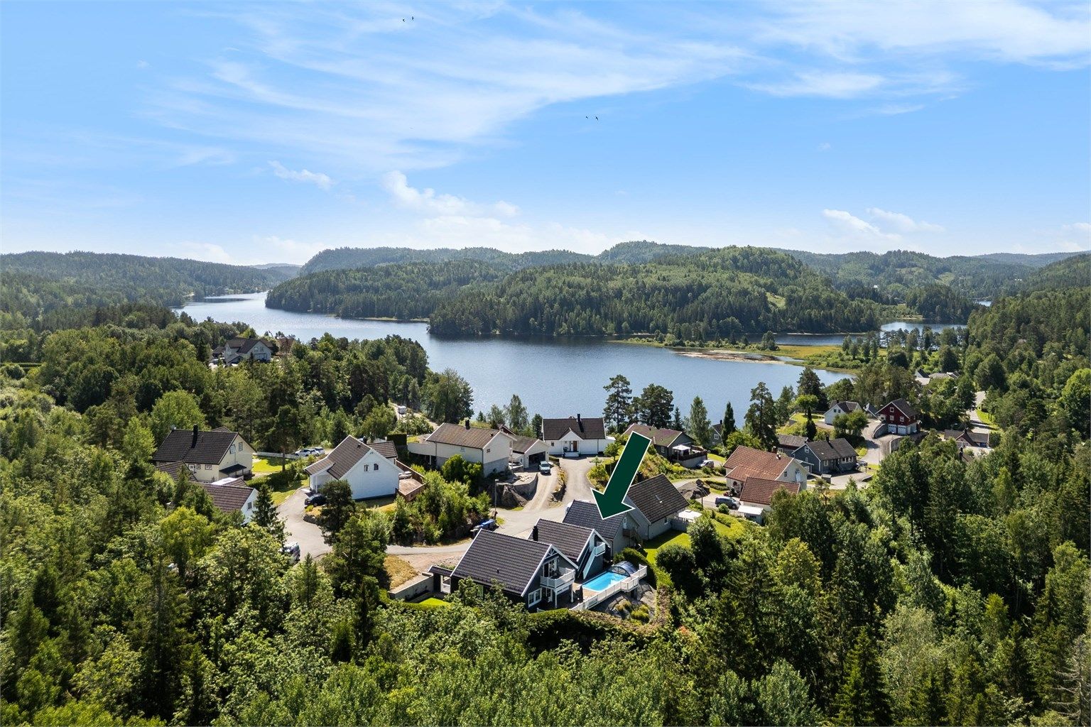 Solrik eiendom med skjønne omgivelser- skogen i umiddelbar nærhet og kort vei til vann og badeplasser.