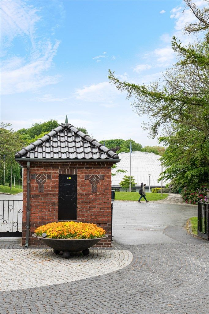 Bjergstedparken er nærmeste nabo. 