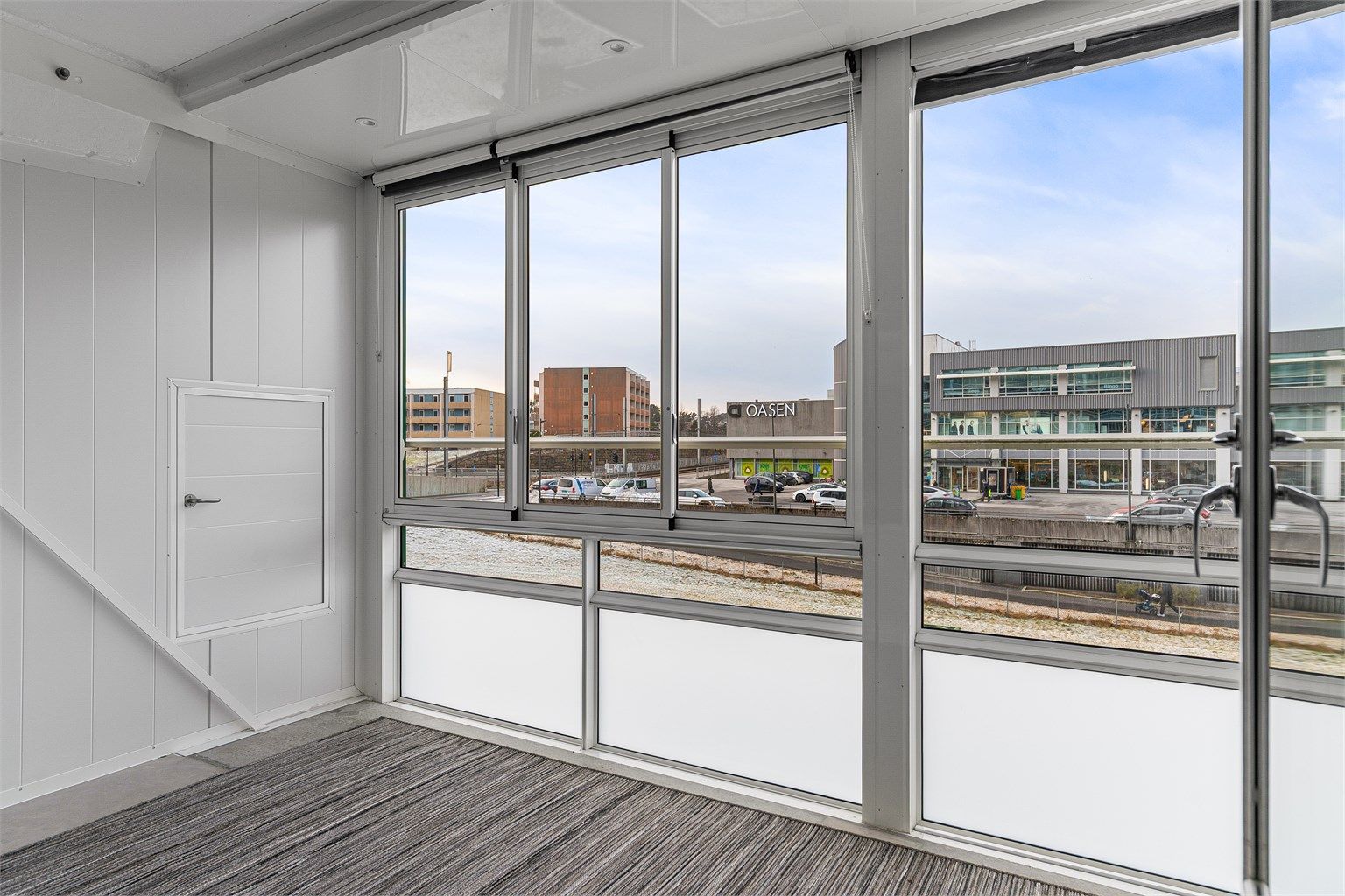 Boligen har en romslig innglasset balkong, og har en meget sentral beliggenhet