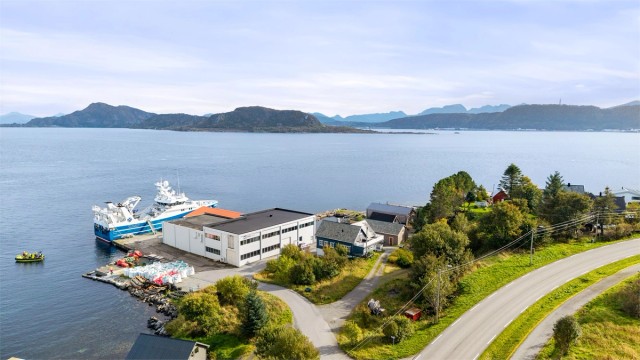 Dronebilde av boligen og adkomstvei inn Ladeberget