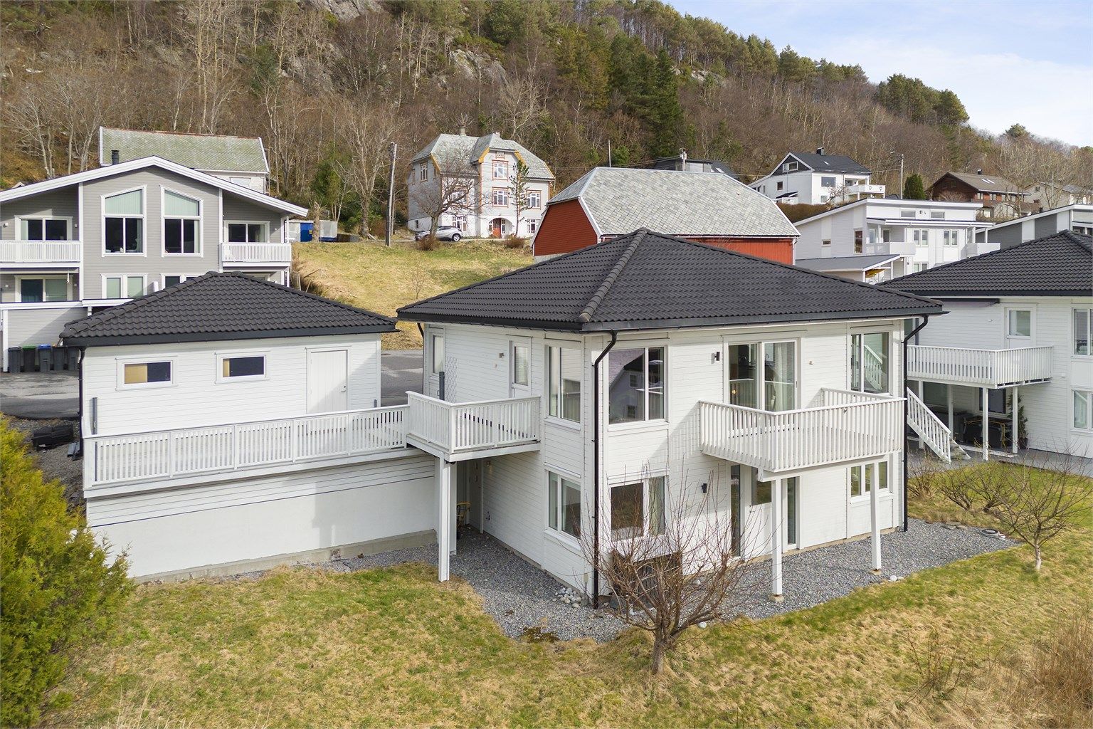 Flott enebolig med garasje beliggende i et barnevennlig og populært boligområde