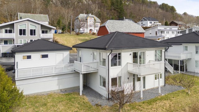 Flott enebolig med garasje beliggende i et barnevennlig og populært boligområde