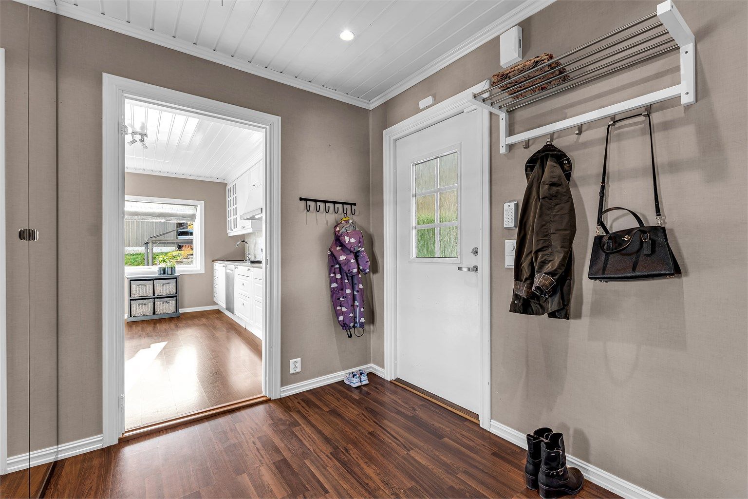 Lys og romslig entré med god plass til oppbevaring av yttertøy og sko. .jpg