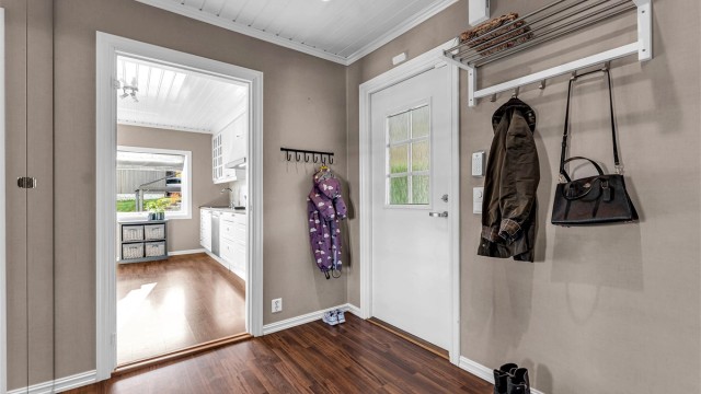 Lys og romslig entré med god plass til oppbevaring av yttertøy og sko. .jpg