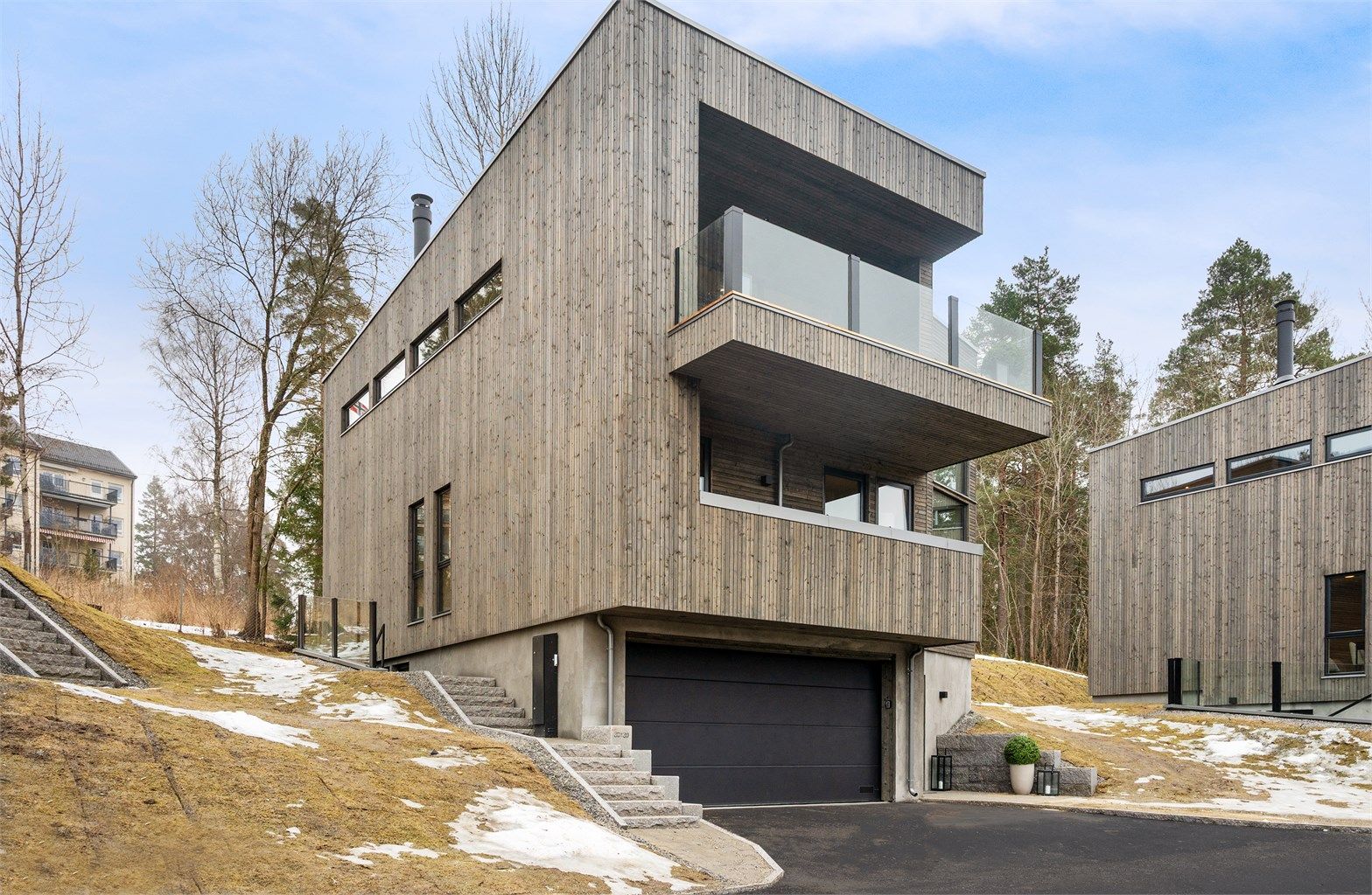 Integrert dobbelgarasje på 31 m² med direkte adkomst inn i boligen via vaskerommet.