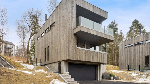 Integrert dobbelgarasje på 31 m² med direkte adkomst inn i boligen via vaskerommet.