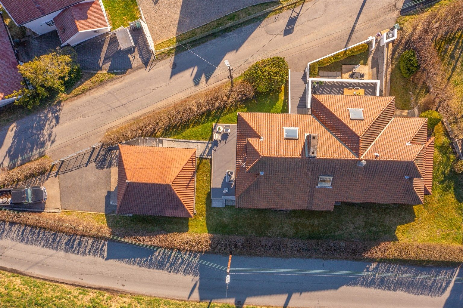 Dronebilder over tomta og eiendommen.