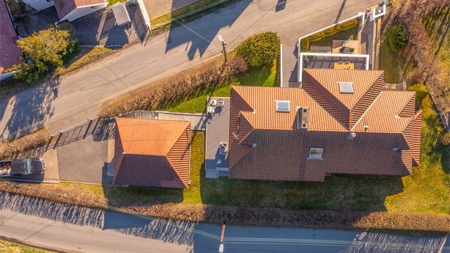 Dronebilder over tomta og eiendommen.