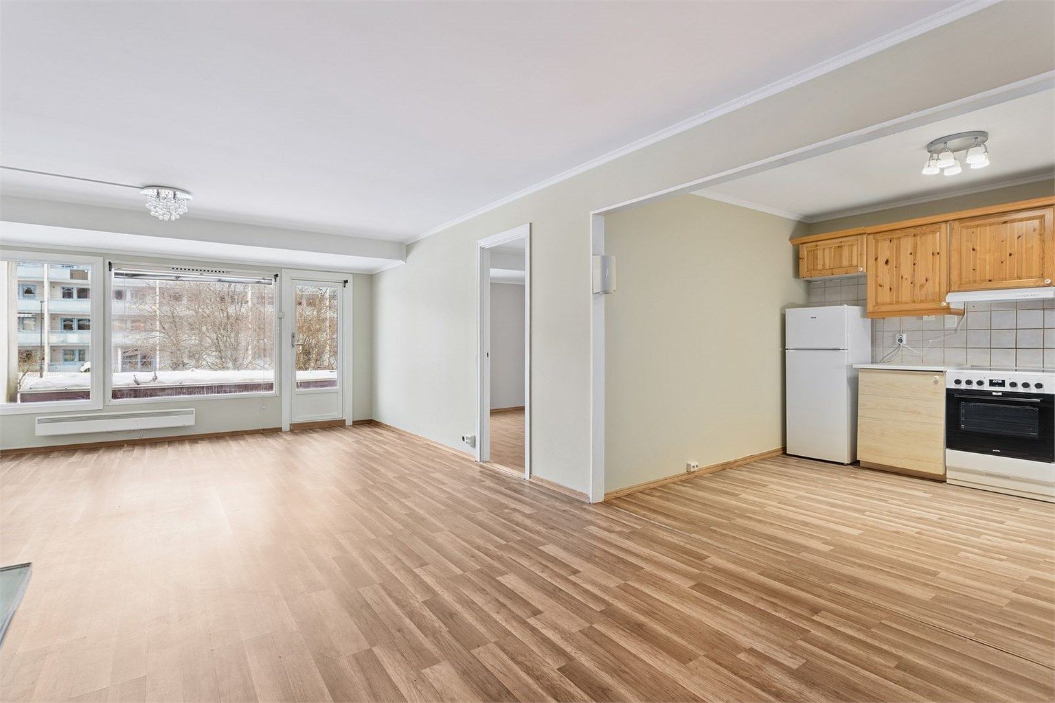 Lys og stor stue med tilgang til balkong. 