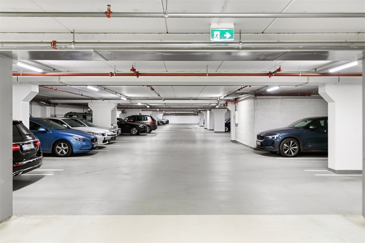 Det medfølger en fast parkeringsplass i felles garasjeanlegg.