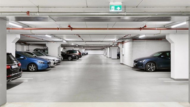 Det medfølger en fast parkeringsplass i felles garasjeanlegg.