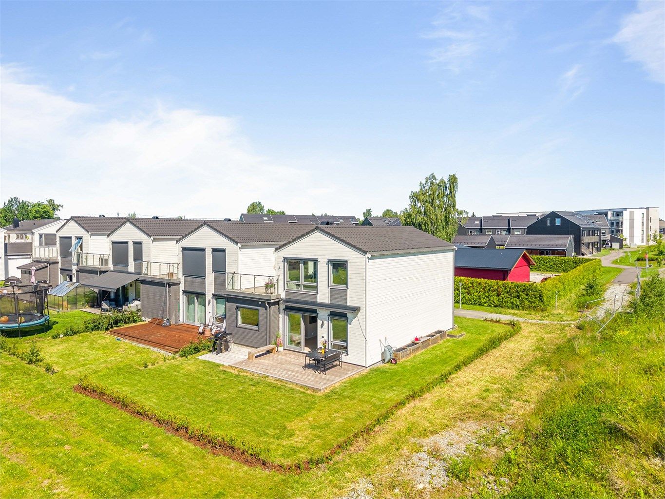 Det medfølger carport med elbillader og en sportsbod på 7 m².
