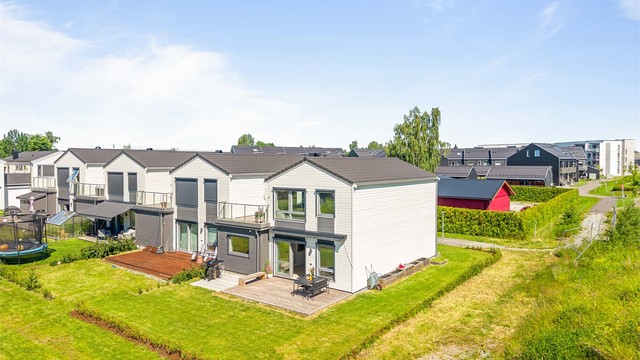Det medfølger carport med elbillader og en sportsbod på 7 m².