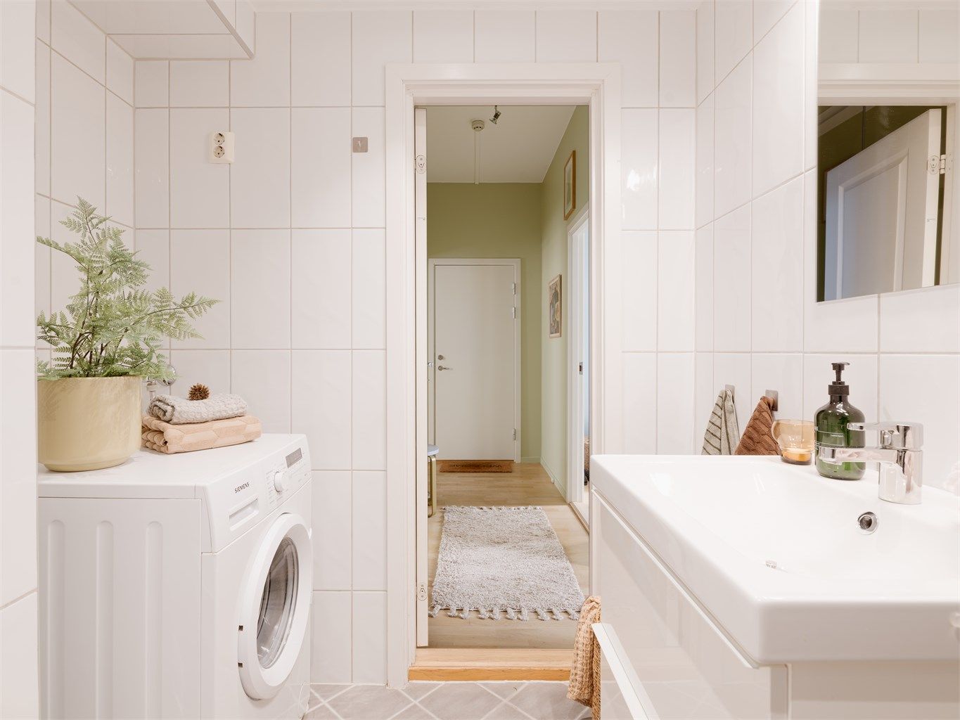 Bad med plass til både morgenrutiner og klesvask – alt på ett sted. Vaskemaskinen medfølger. Den har bodd hos en ungkar, så den har nok spart på energien til deg.