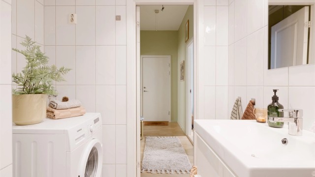 Bad med plass til både morgenrutiner og klesvask – alt på ett sted. Vaskemaskinen medfølger. Den har bodd hos en ungkar, så den har nok spart på energien til deg.