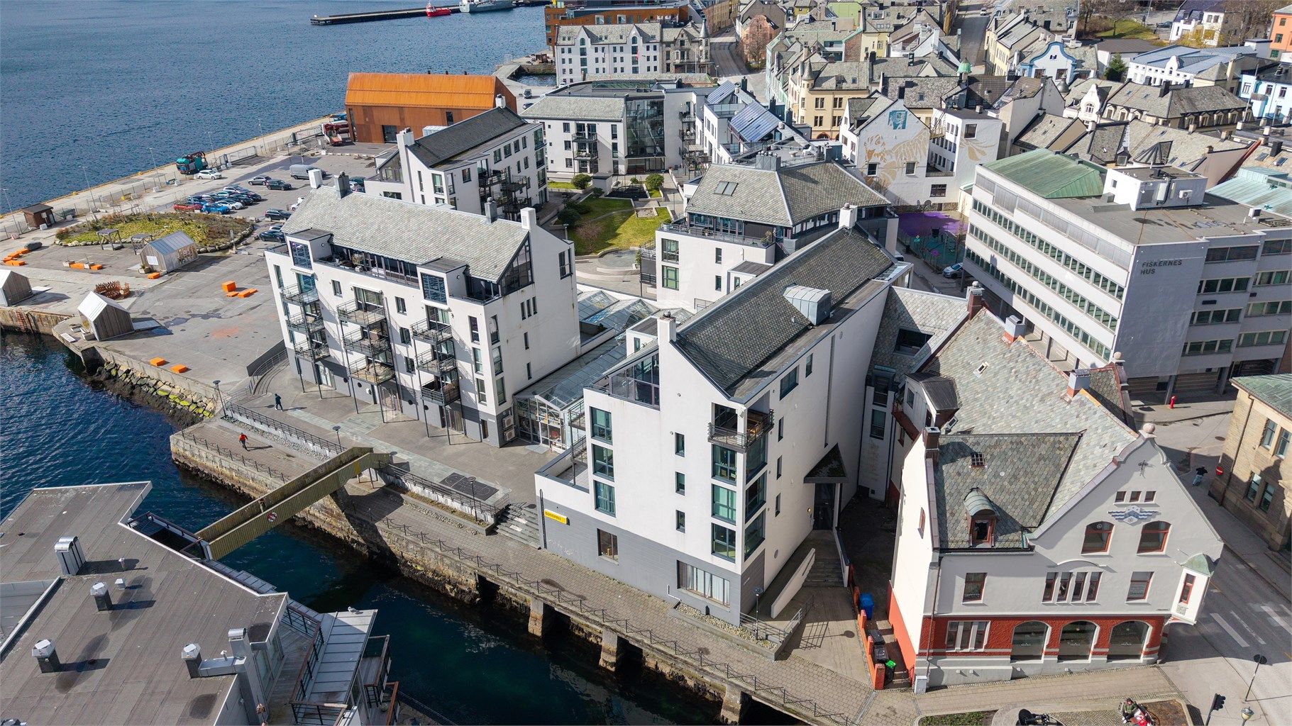 Fra leiligheten er det gangavstand til alt av sentrumsfunksjoner, inkludert Ålesund Storsenter og Kremmergården