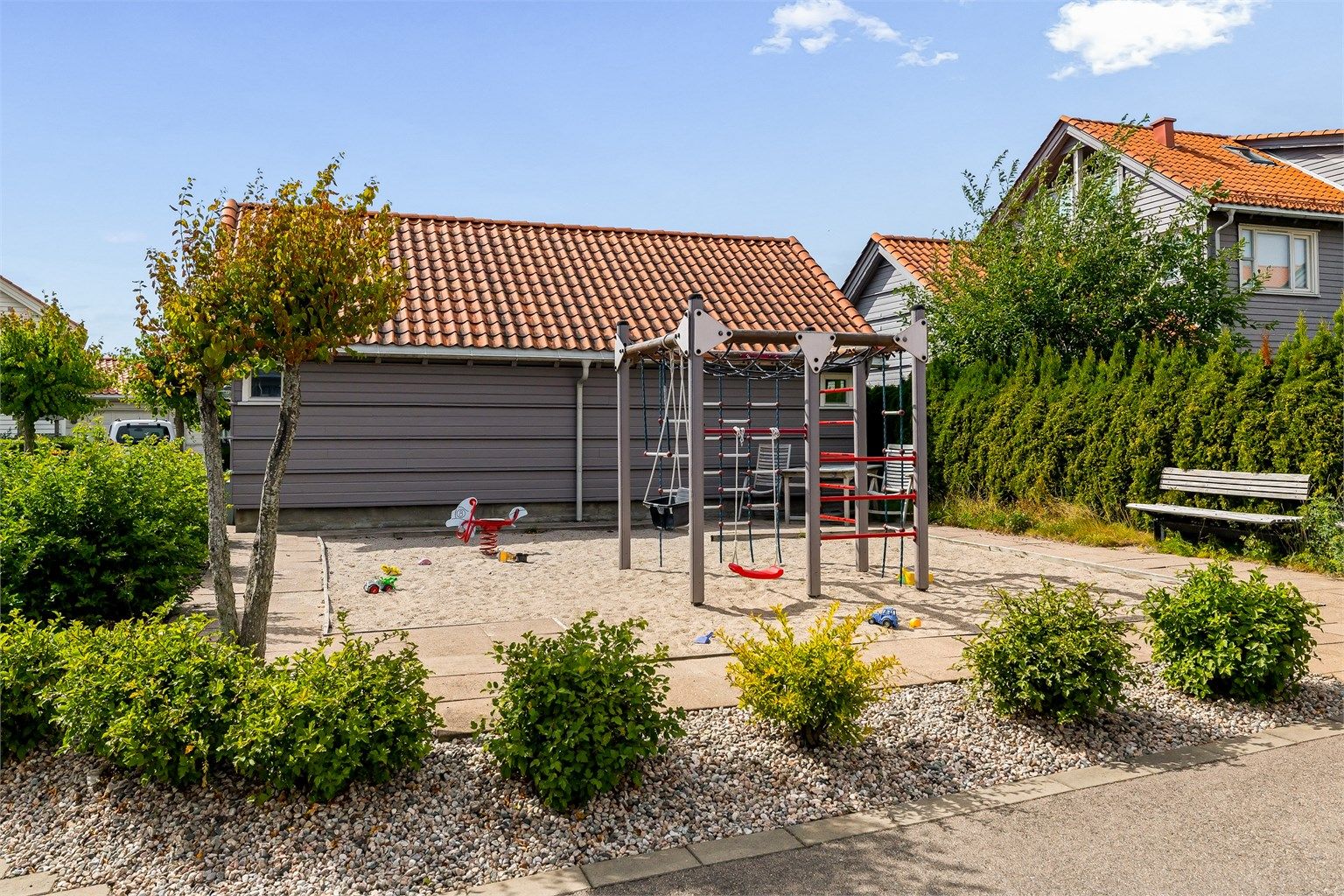 Lekeplass på området - ideelt for barnefamilien, eller om du har barnebarn.