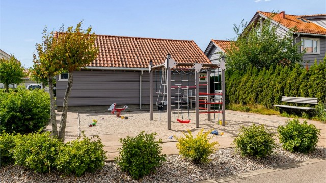 Lekeplass på området - ideelt for barnefamilien, eller om du har barnebarn.