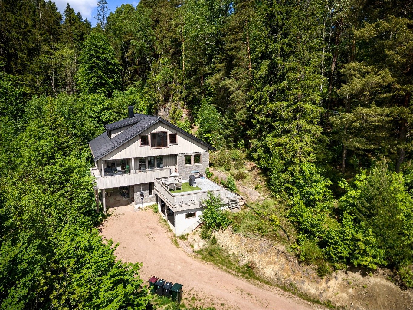 Parkering i dobbelcarport (opprinnelig byggemeldt som garasje). Montert lader for el-bil i 2018 på husveggen. 