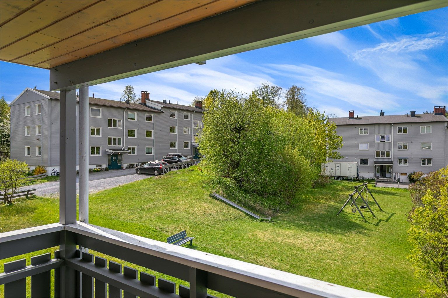 Fine og grønne fellesområder for beboerne i sameiet. Balkongene ble fornyet i 1999 i regi av sameiet