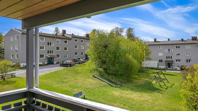 Fine og grønne fellesområder for beboerne i sameiet. Balkongene ble fornyet i 1999 i regi av sameiet