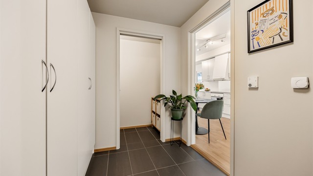 Entréen har og tilgang til en bod som tilbyr ekstra muligheter for oppheng og oppbevaring.