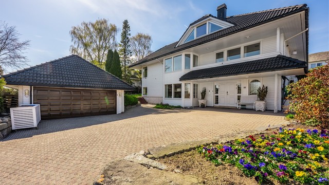 Eiertomt på 1078,1 kvm. Tomten er opparbeidet med belegningsstein i gårdsrom. Dobbelgarasje, el-bil lader. Godt ed parkering i gårdsrom.