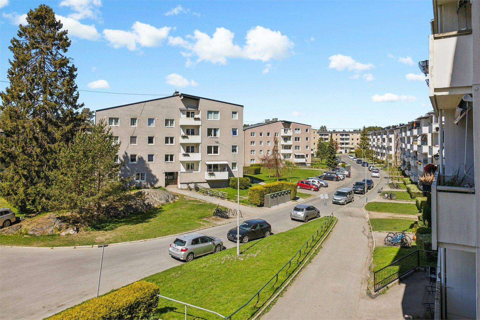 Borettslaget tilbyr parkeringsplasser med el-lader for utleie, og det er flere kommunale ladepunkter i nærheten.