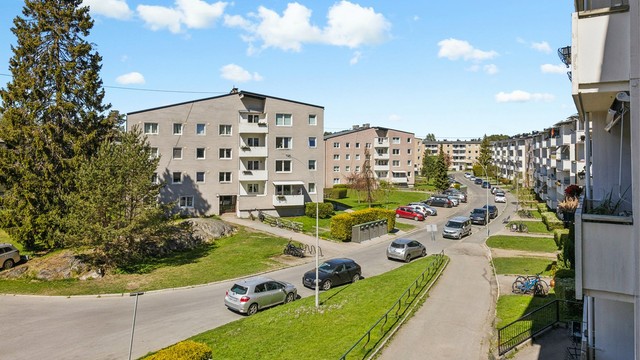 Borettslaget tilbyr parkeringsplasser med el-lader for utleie, og det er flere kommunale ladepunkter i nærheten.