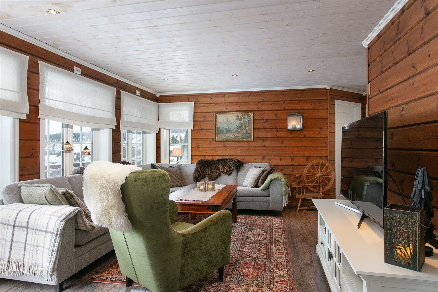 Det er god plass til flere soner og sittegrupper i stuen