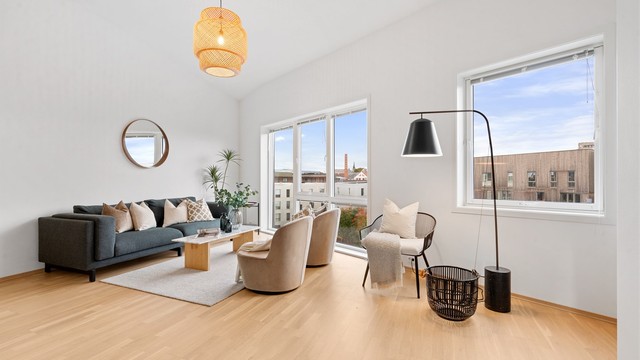 Det er flott sjøutsikt, vinduer fra tak til gulv og moderne og fint design. Leiligheten er en meget flott og romslig selveierleilighet nyoppført i 2014, og holder en gjennomgående god standard. Her kan en flytte rett inn!