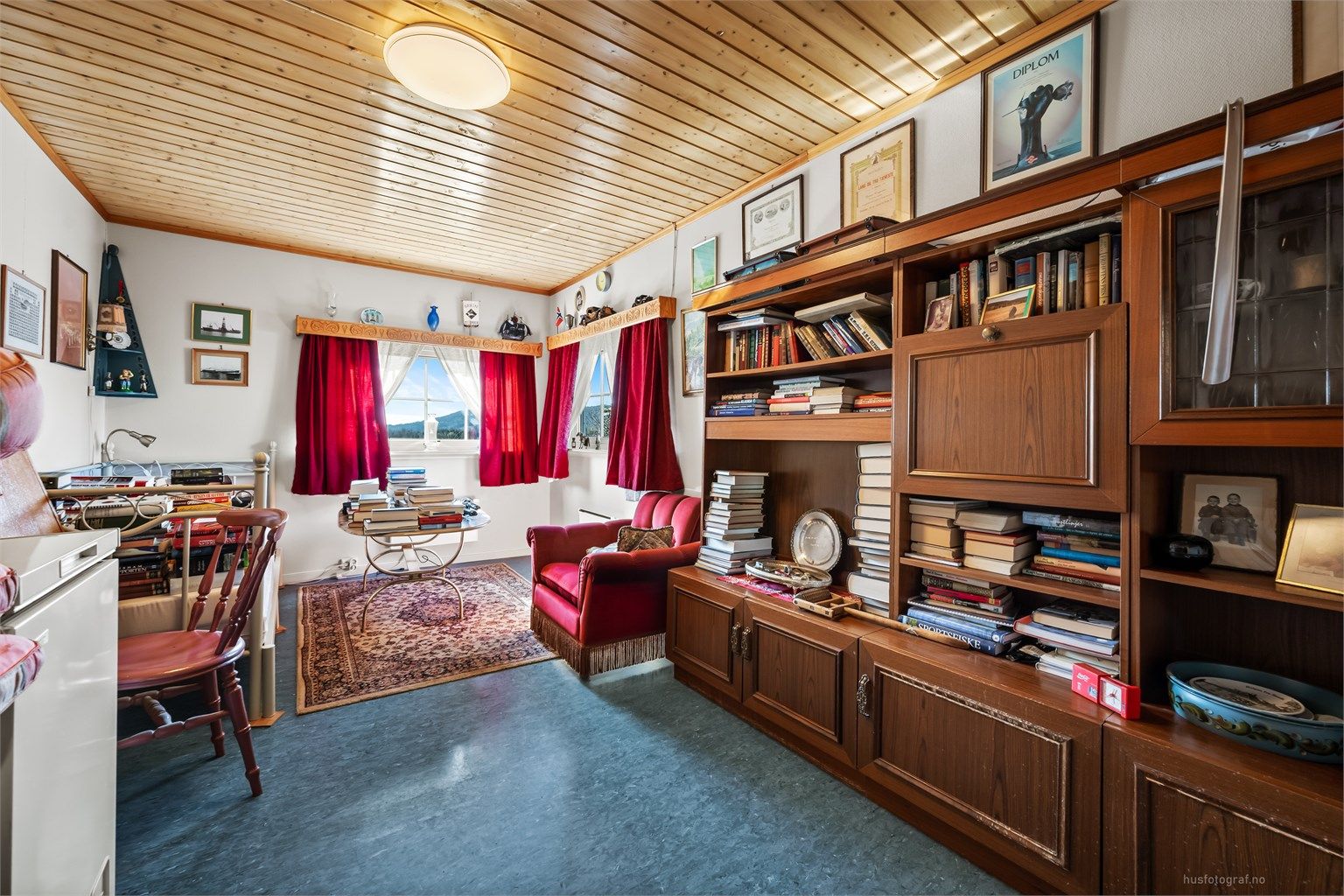 I uthuset finner du dette innredede rommet, perfekt som hobbyrom eller verksted.