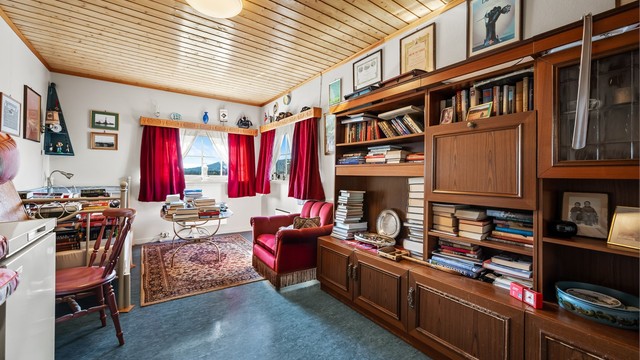 I uthuset finner du dette innredede rommet, perfekt som hobbyrom eller verksted.