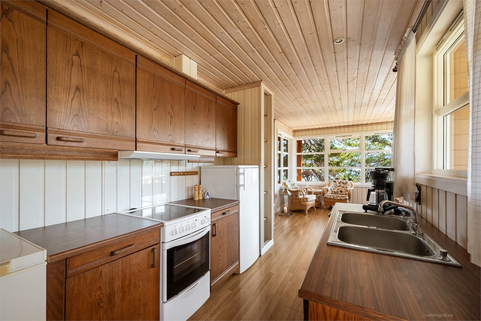  Innredningen er fra 2002 og har profilerte fronter.