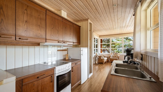 Innredningen er fra 2002 og har profilerte fronter.