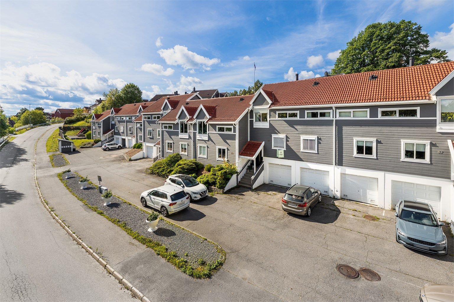 Boligen er beliggende på populære Brånåsen. 