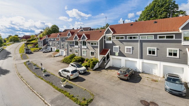 Boligen er beliggende på populære Brånåsen.