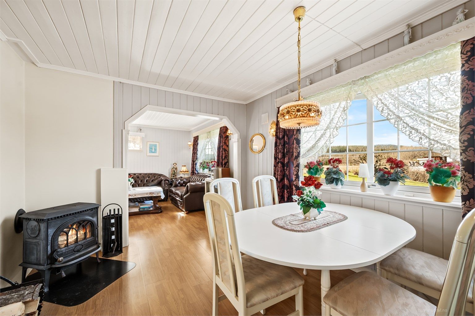 Ildstedet i spisestuen gir både varme og en hyggelig atmosfære på kjølige dager.