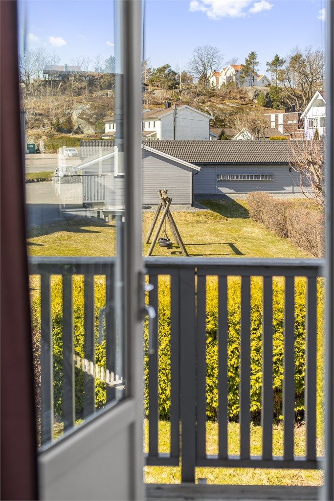 Utsikt fra balkongdøren mot fellesområdene.