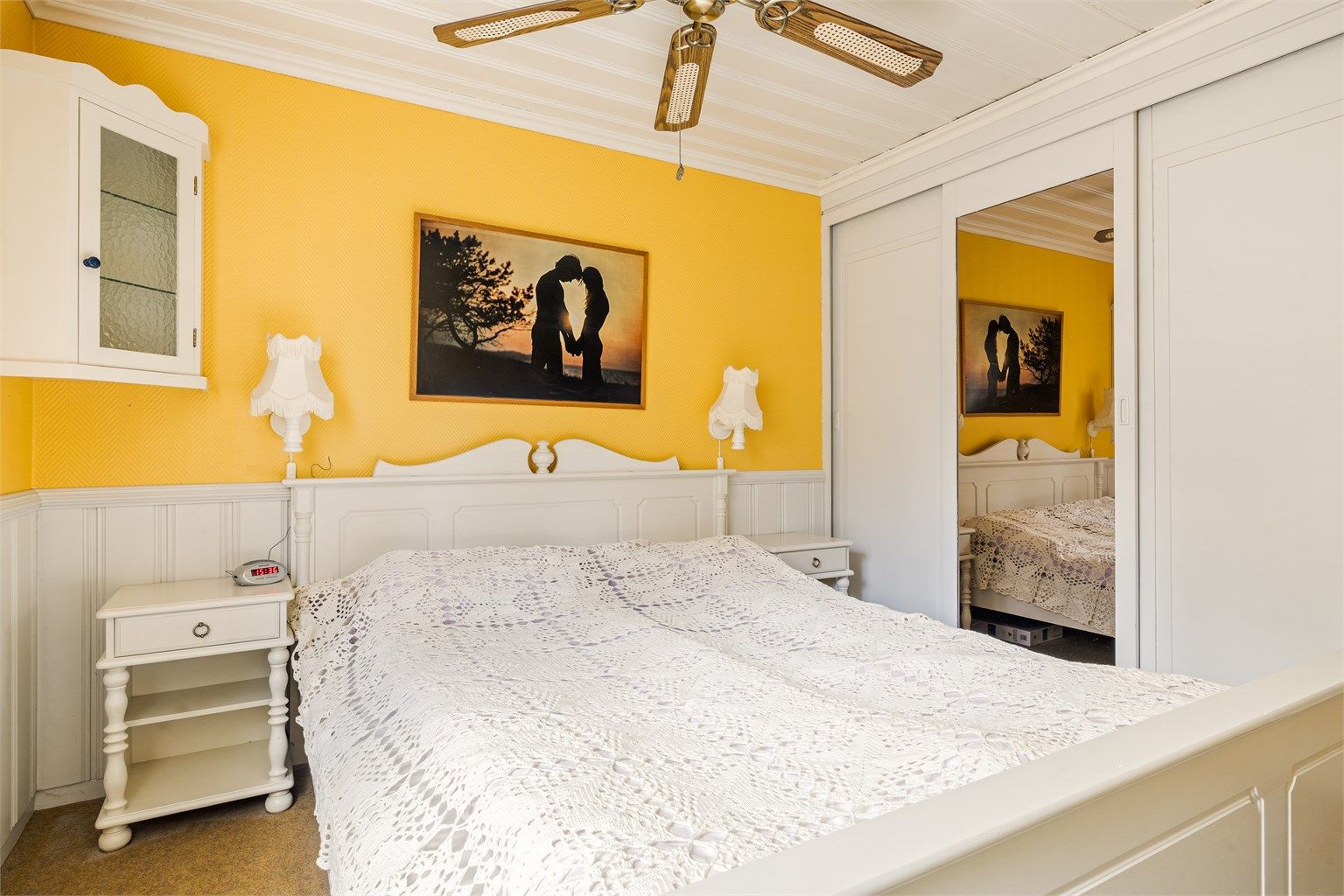 Hovedsoverom med garderobeskap.