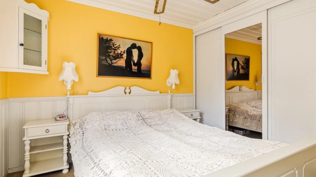 Hovedsoverom med garderobeskap.