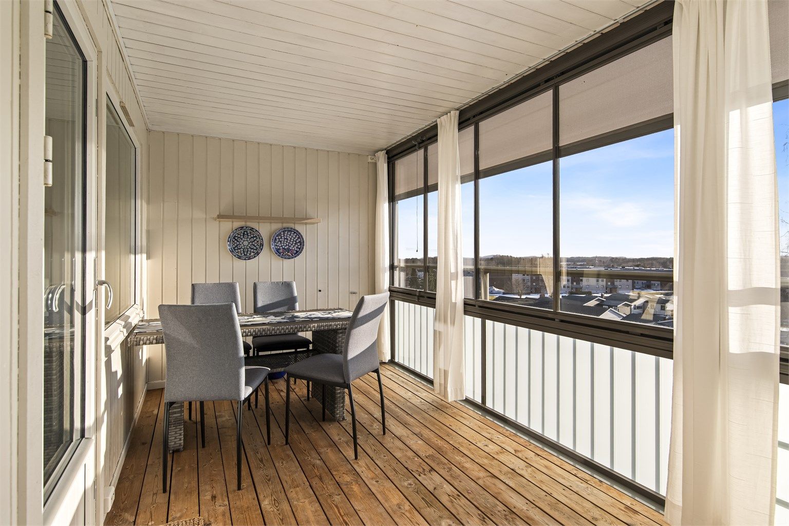 Balkongen måler cirka 15 kvm og fungerer ypperlig som en forlengelse av stuen store deler av året. Her får du også sen kveldssol samt pent utsyn over området (utvendig screens er montert på balkongen).