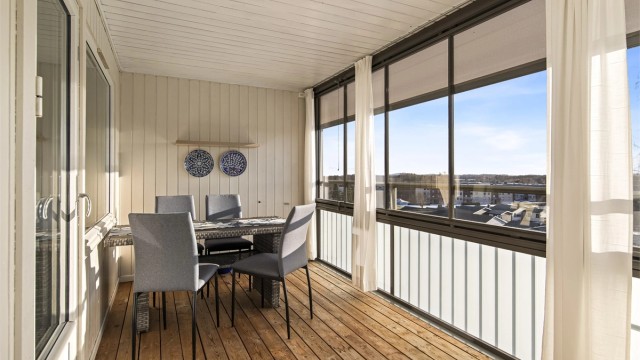 Balkongen måler cirka 15 kvm og fungerer ypperlig som en forlengelse av stuen store deler av året. Her får du også sen kveldssol samt pent utsyn over området (utvendig screens er montert på balkongen).