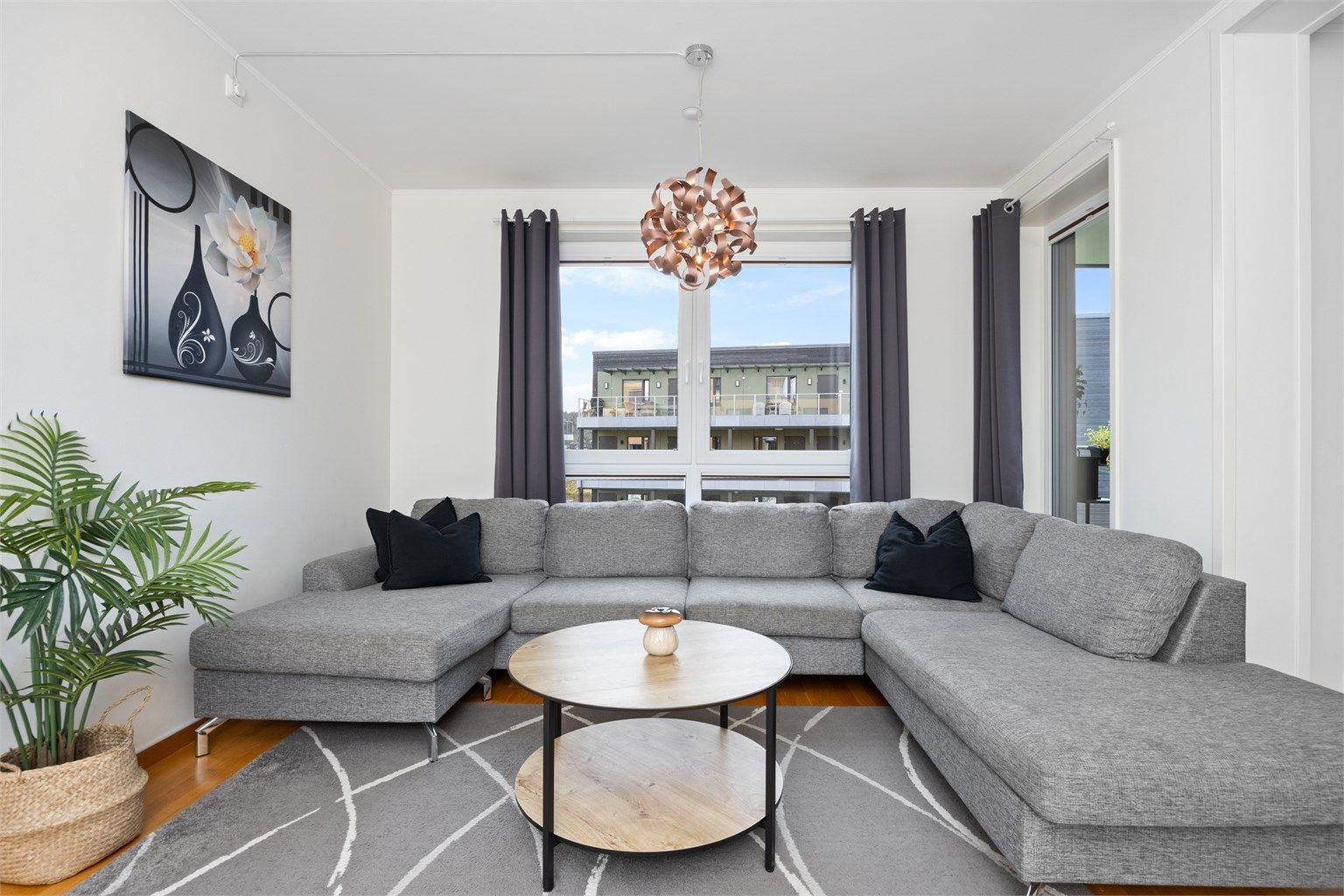 Stuen er lys og romslig med god plass til sofagruppe og tv-benk i egen avdeling