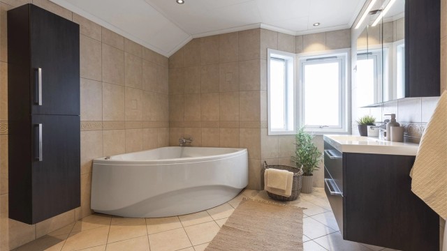 Badet i 2. etasje er romslig.