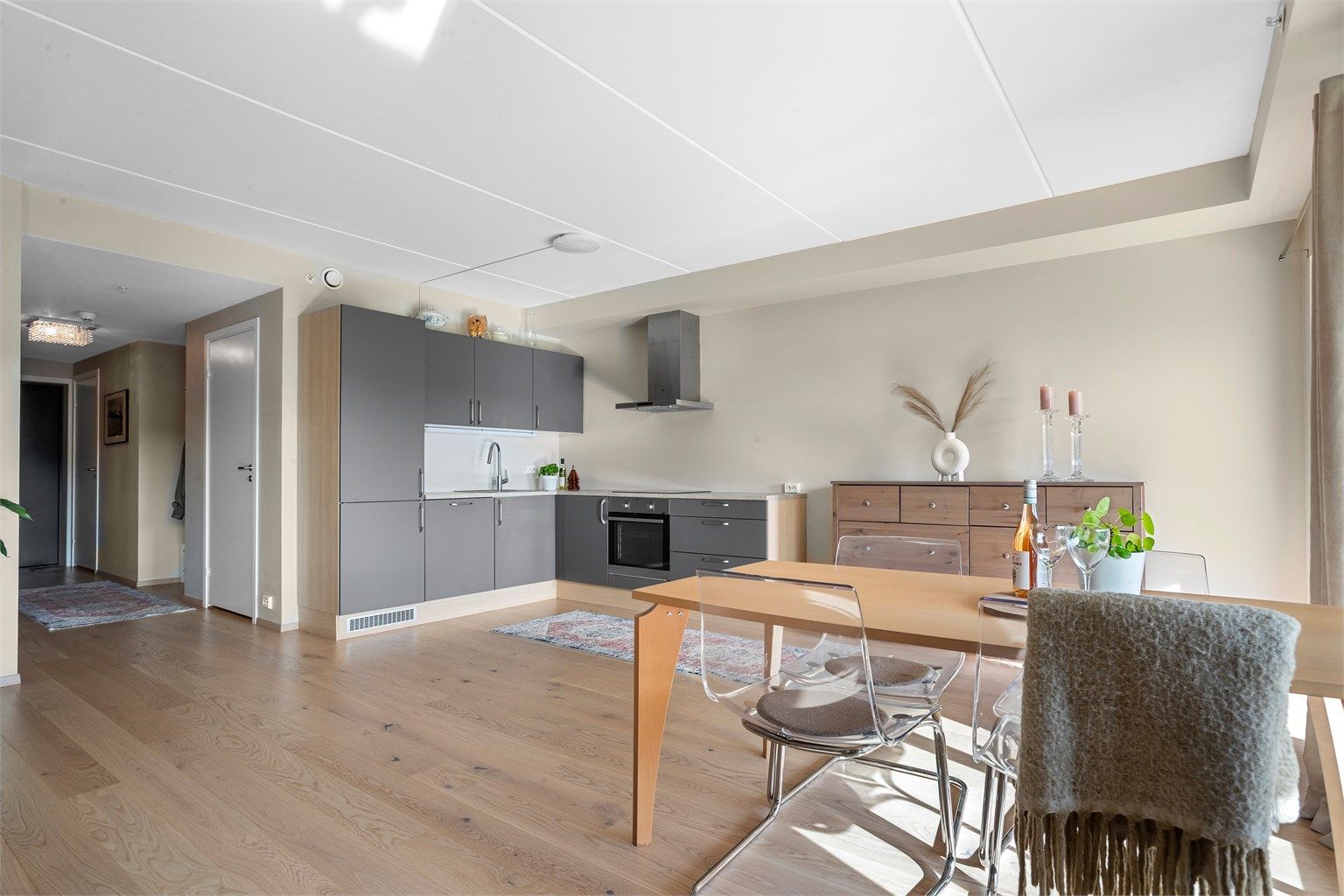 Stor sosial sone med stue med åpen kjøkkenløsning 