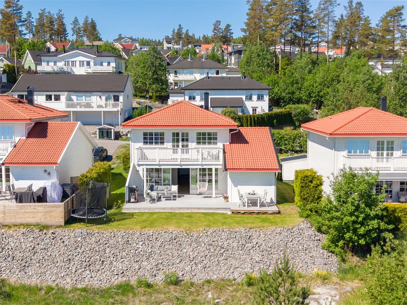 Enebolig fra 2014 med balansert ventilasjon og elektrisk gulvvarme i hele første etasje.